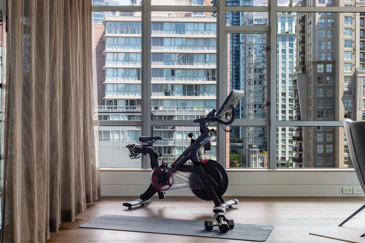 Level Vancouver Yaletown - Seymour 외부 사진 A stationary bicycle