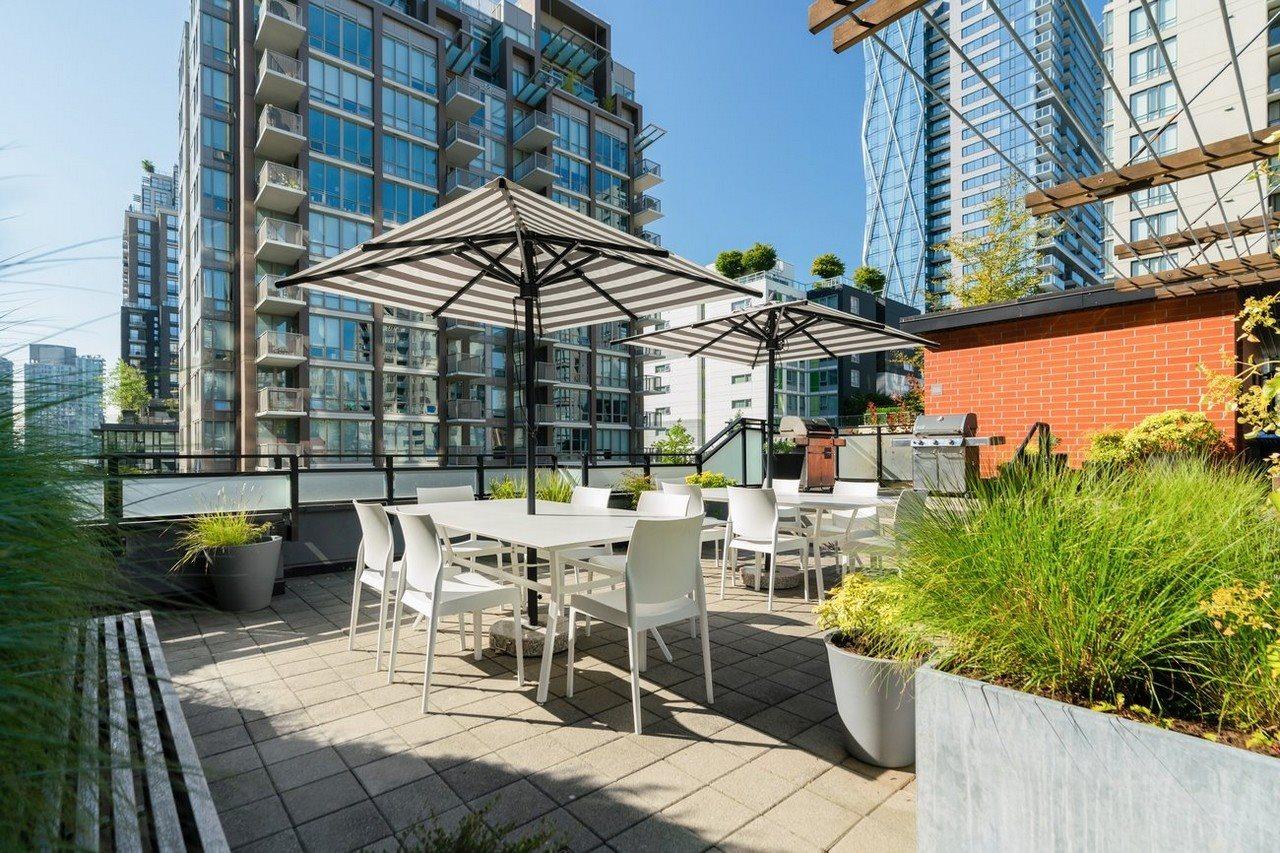 Level Vancouver Yaletown - Seymour 외부 사진 The rooftop garden at The Sutton