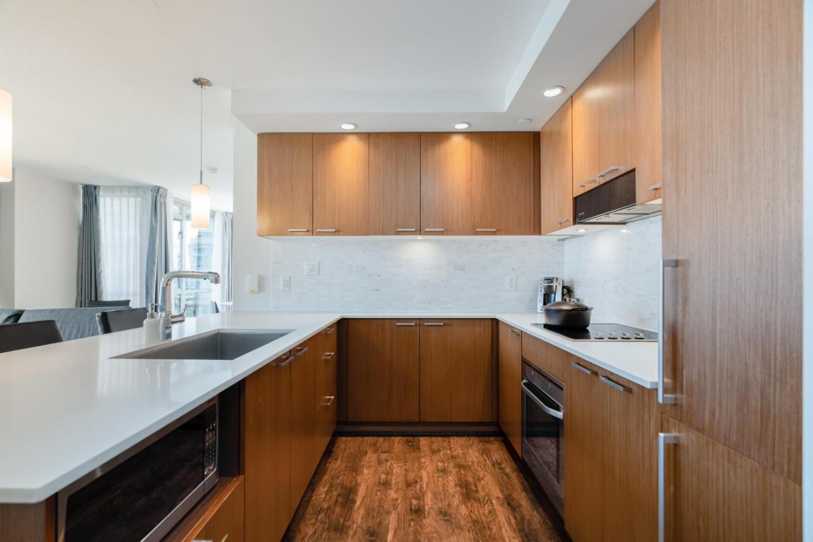 Level Vancouver Yaletown - Seymour 외부 사진 A modern U-shaped kitchen