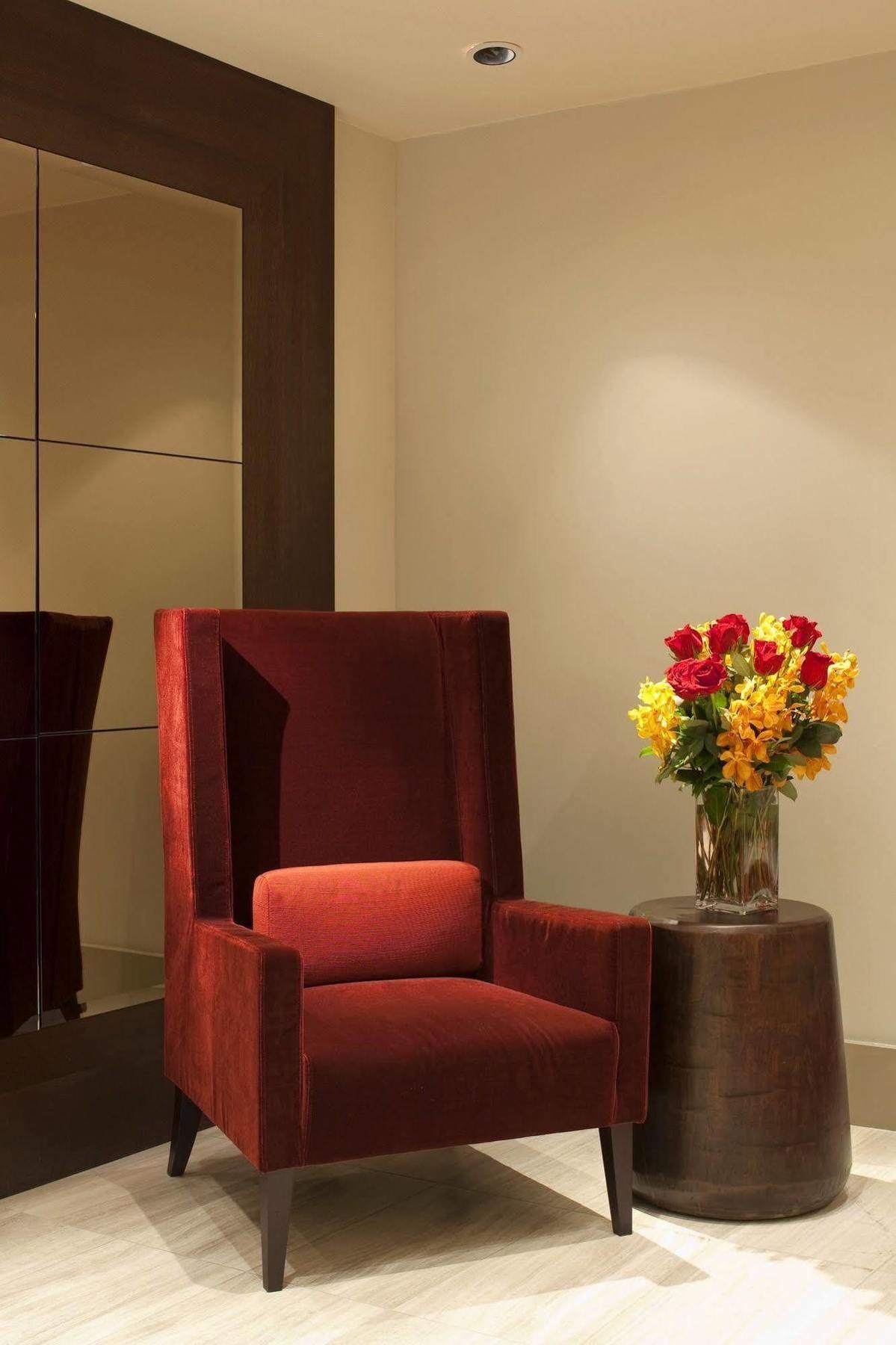 Level Vancouver Yaletown - Seymour 외부 사진 A chair with a high back
