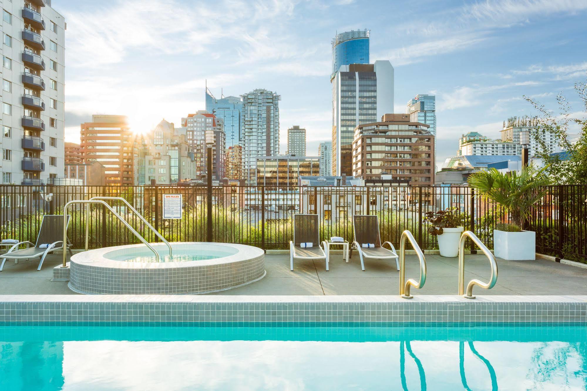 Level Vancouver Yaletown - Seymour 외부 사진 Rooftop pool at Emporio